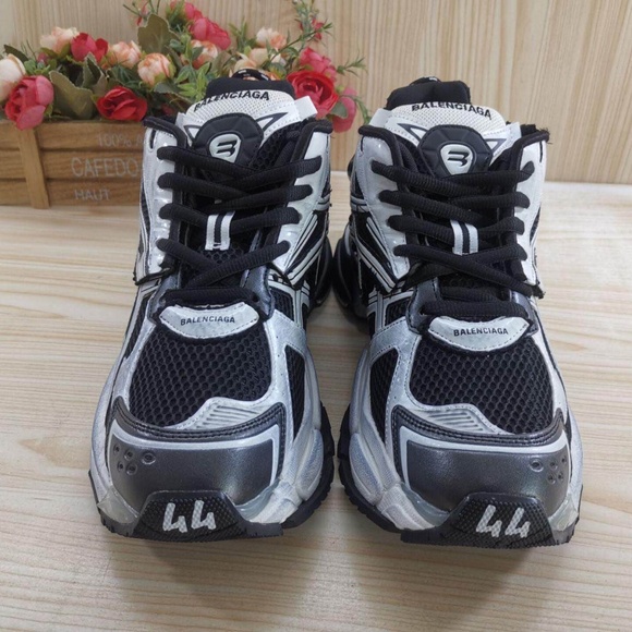 Balenciaga Runner - Picture 1 of 4